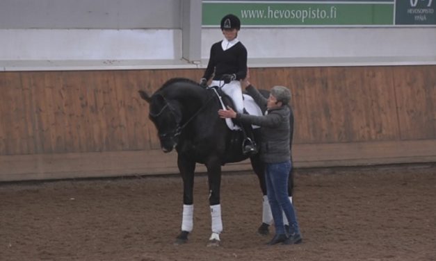 Kyra Kyrklund – Nuorella hevosella kilpaileminen